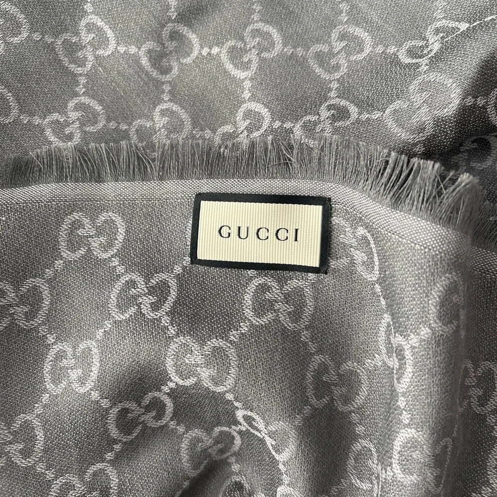 ⭐️ NWT Women’s Gucci Pearl Medium Grey GG Monogram Shawl ⭐️ - Picture 6 of 7
